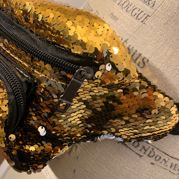 ✨NWOT✨ Large Sequence Fashionable Fanny Pack - Picture 5 of 15